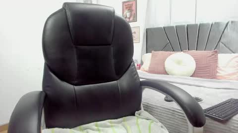 Snapshot of evelyn_2511 chatting on 03/12/25, 06:11 Evelyn online show from 03/12/25, 06:11