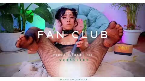 Snapshot of evelyn_chelle chatting on 03/11/25, 09:04 Im Eve or Chelle Next Stream 191224 online show from 03/11/25, 09:04