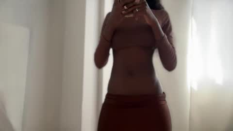 Snapshot of evelyn_jhonson3 chatting on 02/16/26, 09:44 E V E L Y N online show from 02/16/26, 09:44