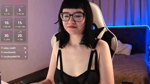 Snapshot of evelyn_m00n chatting on 03/16/26, 11:25 im Eve dont forget give my thumbs up online show from 03/16/26, 11:25