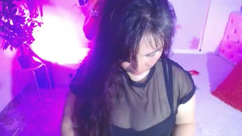 Snapshot of evelyn_mature19 chatting on 10/16/25, 07:04 Juliana online show from 10/16/25, 07:04