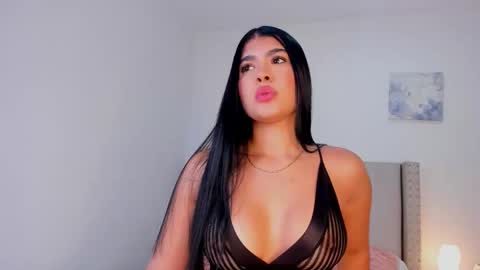 Snapshot of evelyn_montoya chatting on 10/27/25, 01:26 Evelyn online show from 10/27/25, 01:26