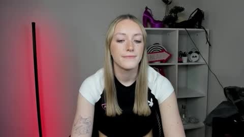 evelynblond online show from 03/25/26, 01:39