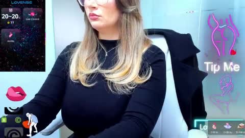 Snapshot of evelyne_rose chatting on 04/09/26, 05:07 evelyne_rose online show from 04/09/26, 05:07
