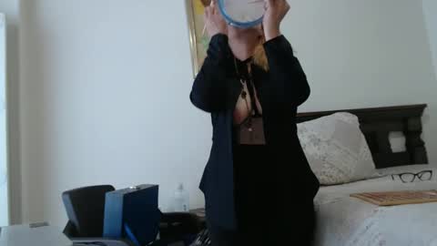 Evelyn Smith online show from 12/21/25, 04:03