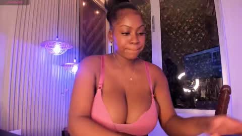 Snapshot of evelynzoe chatting on 10/08/25, 04:21 EvelynZoee online show from 10/08/25, 04:21