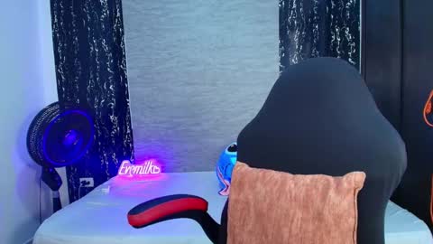 Snapshot of evemilk chatting on 02/11/26, 08:47 evelin 3 online show from 02/11/26, 08:47