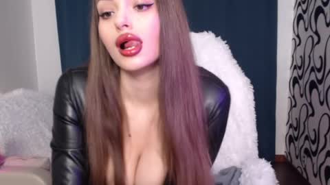 Vanessa Evian online show from 03/11/25, 04:29