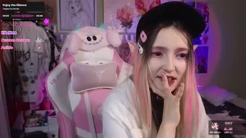 Snapshot of evie_rosen chatting on 02/18/25, 10:14 Evie online show from 02/18/25, 10:14