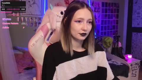 Snapshot of evie_rosen chatting on 01/06/26, 01:04 Evie online show from 01/06/26, 01:04