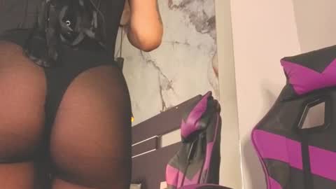 eviegothel_ online show from 03/04/26, 11:49