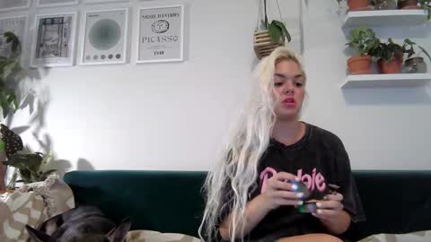 Snapshot of evillers1 chatting on 02/22/25, 12:16 Badblondebunny online show from 02/22/25, 12:16