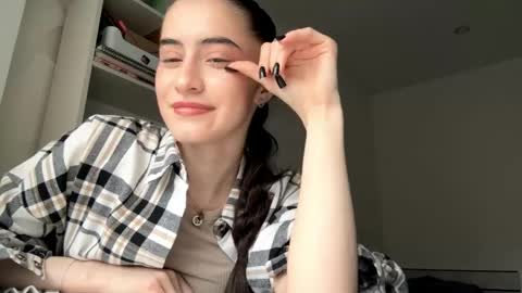 Snapshot of evitamoodie chatting on 05/13/26, 03:42 Chloe online show from 05/13/26, 03:42