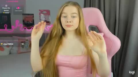 Snapshot of evixie chatting on 02/19/26, 03:57 Eva online show from 02/19/26, 03:57