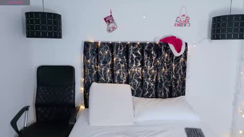 evvaa_moon online show from 12/17/25, 12:22