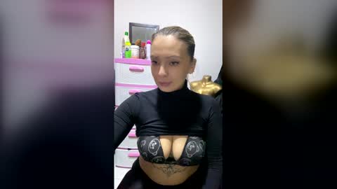 Snapshot of evyei chatting on 01/17/26, 11:19 evyei online show from 01/17/26, 11:19