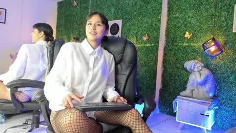 Snapshot of evyy_ chatting on 04/08/26, 08:42 Evyy online show from 04/08/26, 08:42