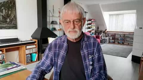 Snapshot of ewaldwillems99 chatting on 06/04/26, 01:17 Naaktloper online show from 06/04/26, 01:17