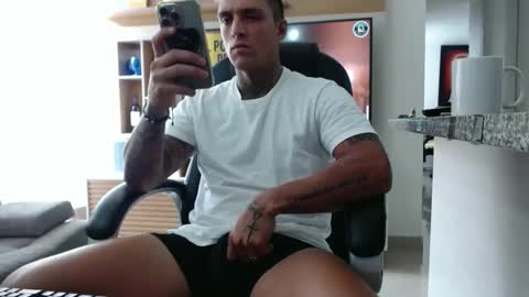 Snapshot of exotic_dude chatting on 04/28/26, 02:33 camilo online show from 04/28/26, 02:33