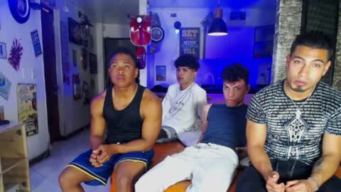 Snapshot of extrangers chatting on 12/17/24, 12:11 extrangers online show from 12/17/24, 12:11