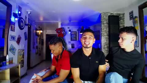 Snapshot of extrangers chatting on 12/24/24, 12:11 extrangers online show from 12/24/24, 12:11