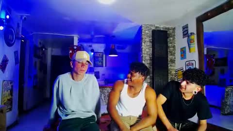 Snapshot of extrangers chatting on 01/04/25, 12:05 extrangers online show from 01/04/25, 12:05