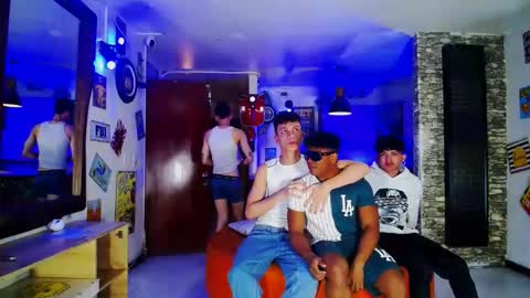 Snapshot of extrangers chatting on 01/05/25, 12:10 extrangers online show from 01/05/25, 12:10