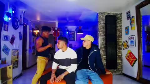 Snapshot of extrangers chatting on 01/06/25, 12:02 extrangers online show from 01/06/25, 12:02