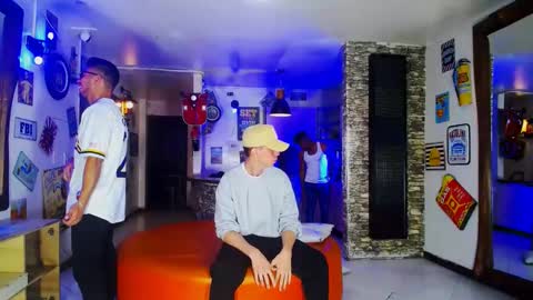 Snapshot of extrangers chatting on 01/10/25, 12:04 extrangers online show from 01/10/25, 12:04