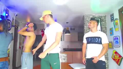 Snapshot of extrangers chatting on 02/02/25, 12:02 extrangers online show from 02/02/25, 12:02