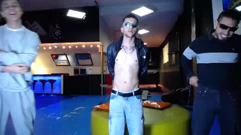 Snapshot of extrangers chatting on 03/10/25, 12:04 extrangers online show from 03/10/25, 12:04