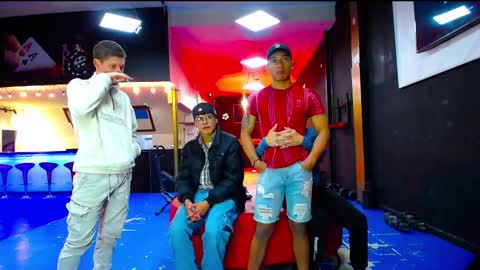 Snapshot of extrangers chatting on 09/13/25, 11:43 extrangers online show from 09/13/25, 11:43