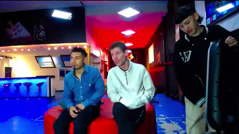 Snapshot of extrangers chatting on 09/16/25, 11:33 extrangers online show from 09/16/25, 11:33