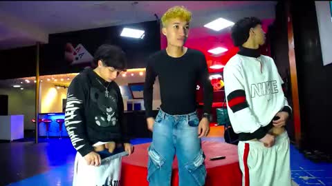 Snapshot of extrangers chatting on 10/06/25, 12:13 extrangers online show from 10/06/25, 12:13