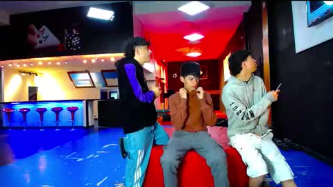 Snapshot of extrangers chatting on 10/11/25, 12:04 extrangers online show from 10/11/25, 12:04