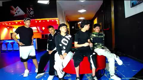 Snapshot of extrangers chatting on 10/18/25, 12:17 extrangers online show from 10/18/25, 12:17