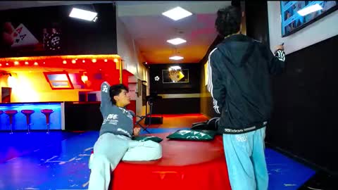 Snapshot of extrangers chatting on 10/19/25, 12:06 extrangers online show from 10/19/25, 12:06