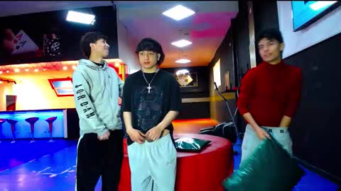 Snapshot of extrangers chatting on 10/21/25, 12:28 extrangers online show from 10/21/25, 12:28