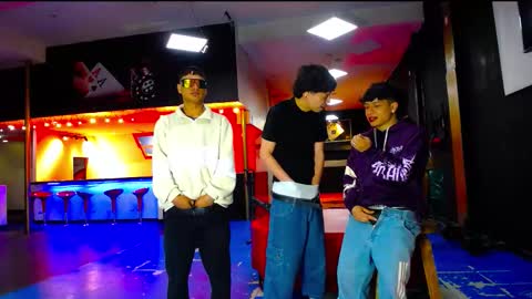 Snapshot of extrangers chatting on 10/24/25, 01:18 extrangers online show from 10/24/25, 01:18