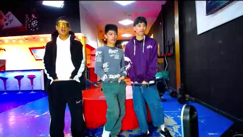 Snapshot of extrangers chatting on 10/25/25, 01:07 extrangers online show from 10/25/25, 01:07