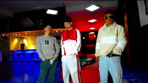 Snapshot of extrangers chatting on 10/27/25, 01:26 extrangers online show from 10/27/25, 01:26