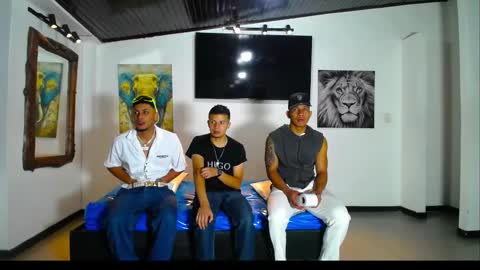 Snapshot of extrangers chatting on 11/23/25, 01:11 extrangers online show from 11/23/25, 01:11