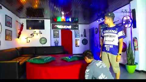 Snapshot of extrangers chatting on 11/30/25, 01:04 extrangers online show from 11/30/25, 01:04