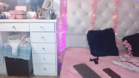 Snapshot of eyes_moonn chatting on 11/17/25, 11:16 eyes_moonn online show from 11/17/25, 11:16