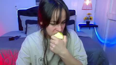 eymmy_24 online show from 10/14/25, 02:56