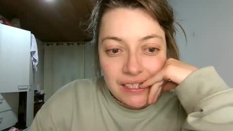 Snapshot of ezlngirl chatting on 12/09/24, 01:51 Aimee online show from 12/09/24, 01:51