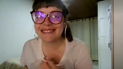 Snapshot of ezlngirl chatting on 01/18/25, 04:04 Aimee online show from 01/18/25, 04:04