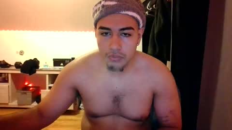 Snapshot of ezzteban935 chatting on 04/17/26, 02:14 ezzteban935 online show from 04/17/26, 02:14