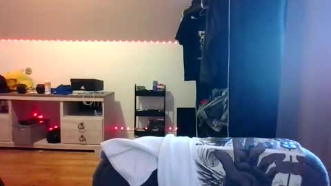 Snapshot of ezzteban935 chatting on 04/18/26, 07:07 ezzteban935 online show from 04/18/26, 07:07