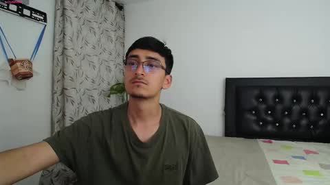 Snapshot of fallgays chatting on 09/21/25, 11:17 FallGays online show from 09/21/25, 11:17